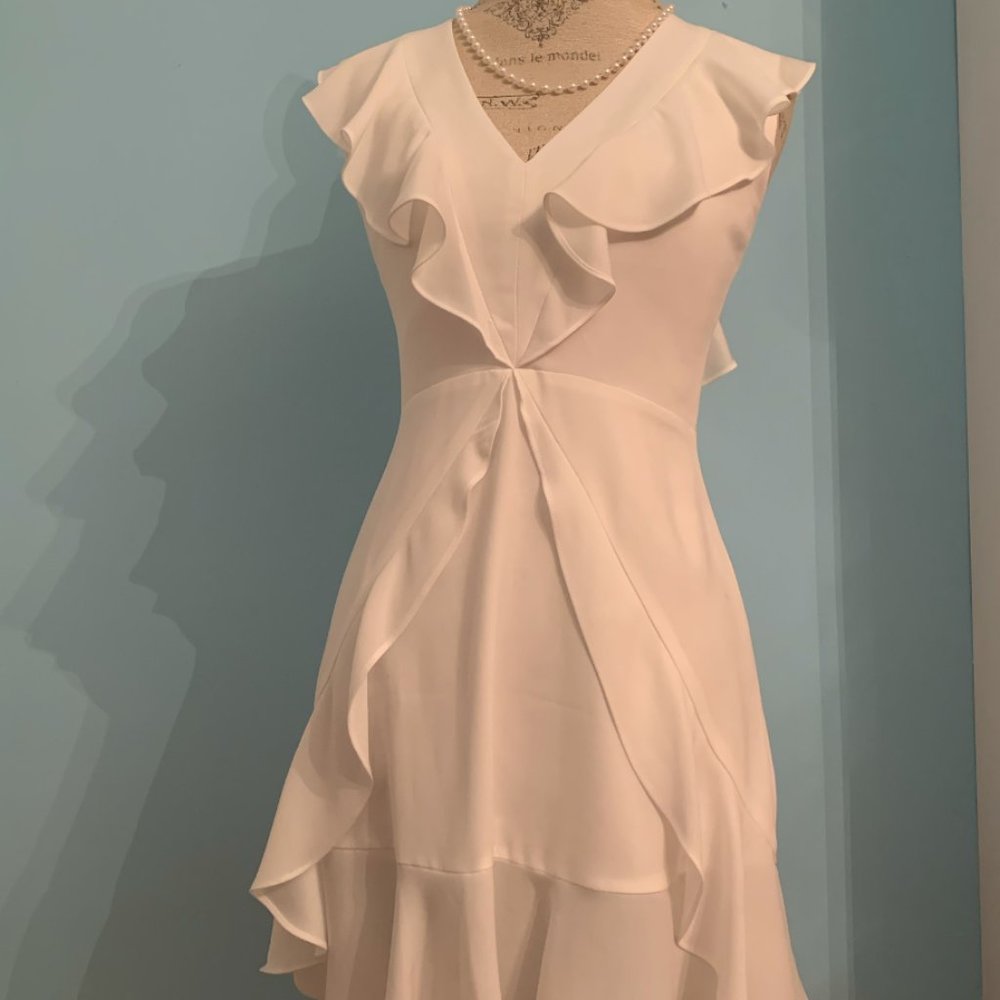 Beautiful white BCBG v-necked cocktail dress, size 6